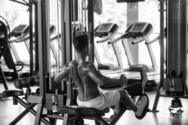 kaslı adam spor salonunda eğitim