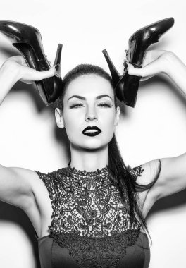 Siyah ayakkabı ile güzel kız