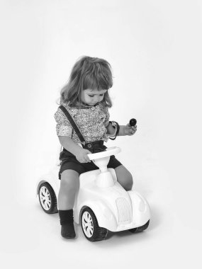 sarışın küçük çocuk sürücü üzerinde beyaz izole