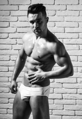 Yakışıklı adam veya kas maço