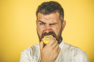 Uzun sakallı limon yemek.
