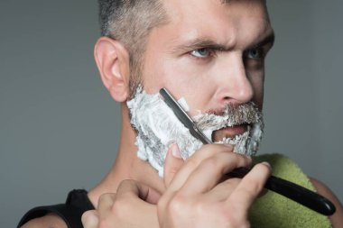 Ciddi hipster berber, yeni teknoloji.