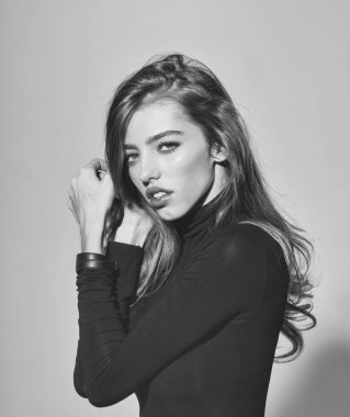 Güzel, seksi bir kadın ya da uzun sarı kıvırcık saçlı bir kız