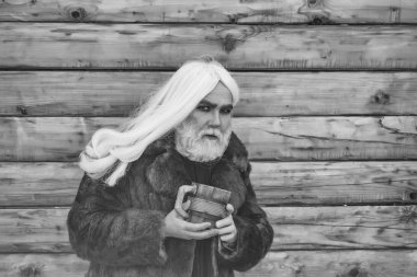 sakallı adam ahşap kupa ile