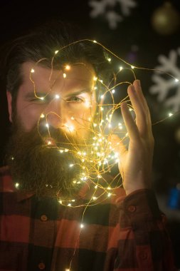 Noel Baba adam dekorasyon olarak çelenk.