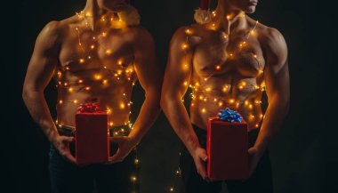 İkizler Noel çelenk içinde kas vücut ile.