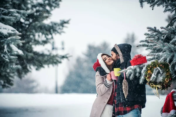 Natale coppia di felice uomo e donna bere vino caldo . — Foto Stock