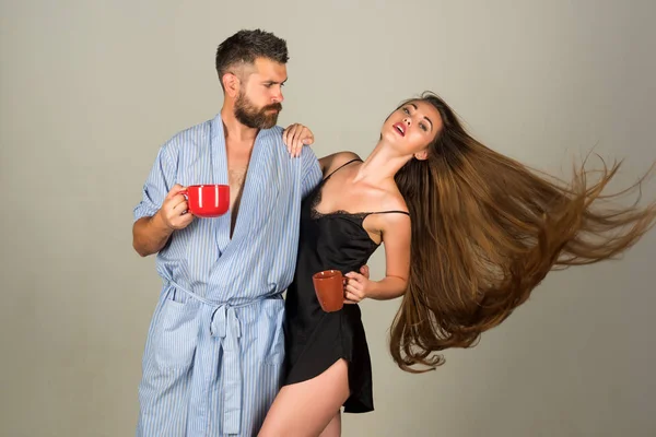 Homem e menina com vinho quente no fundo cinza . — Fotografia de Stock