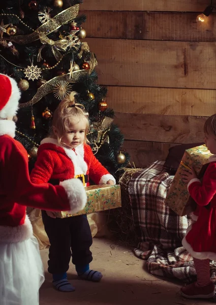 Papai Noel criança na árvore de Natal . — Fotografia de Stock