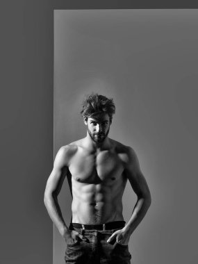 Yakışıklı kaslı seksi adam.