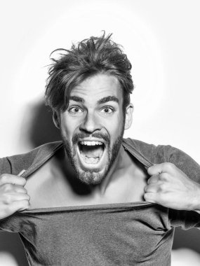 Heyecanlı adam tshirt açık akıntılar