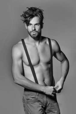 Yakışıklı kaslı seksi adam.