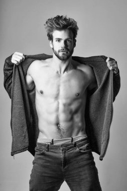 Yakışıklı kaslı gövde gösterir