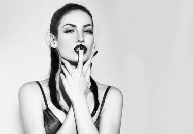 Pembe tırnak ile flört kız