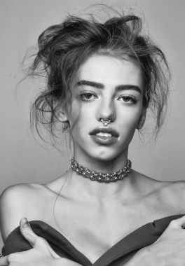 Çıplak omuz ile güzel kız