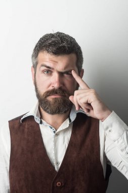 düşünceli yüzünde uzun sakallı