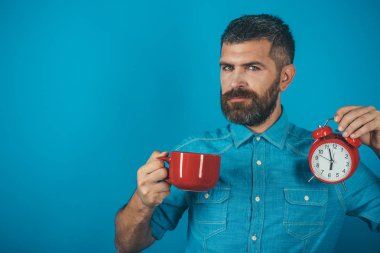 adam mulled şarap, Bitime mavi arka plan ile.