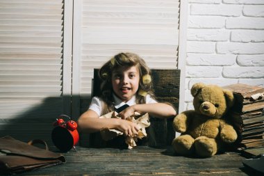 Kitap ve evrak çantası ile çocuk.