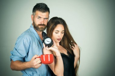 erkek ve kadın Kupası ve çalar saat ile aile