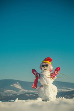 Yeni yıl kardan adam alışveriş çantası ile.