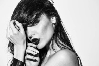 Kırmızı dudaklar, şerit uzun saçlı seksi kadınla