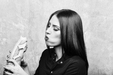 seksi güzel esmer kadın büyük sandviç ya da hamburger yiyor