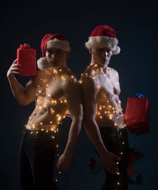 Çocuklar veya seksi sporcu erkek xmas çağrı
