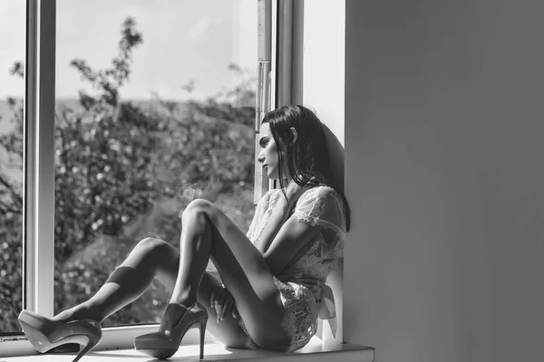 Docela sexy dívka u okna — Stock fotografie