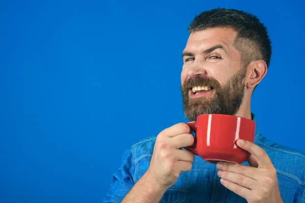 Hombre feliz beber café de la mañana o té . —  Fotos de Stock