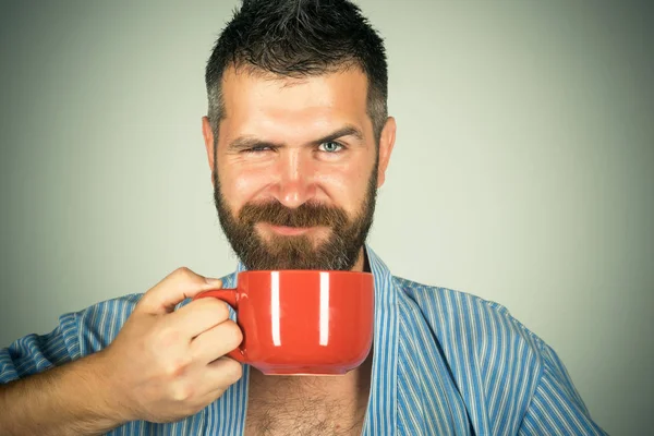 Hipster barbudo con taza de leche roja . —  Fotos de Stock