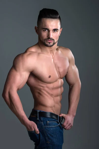Athletischer Bodybuilder Mann auf grauem Hintergrund. — Stockfoto
