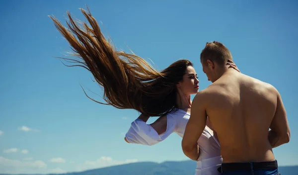 Ragazza e macho con busto muscolare sulla natura — Foto Stock