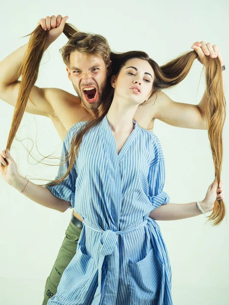 Homem grito com mulher cabelo longo nas mãos — Fotografia de Stock