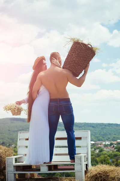 Muž drží proutěný koš s seno — Stock fotografie