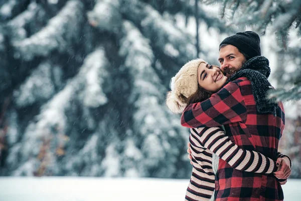 Natale felice coppia innamorata nella foresta fredda invernale innevata — Foto Stock