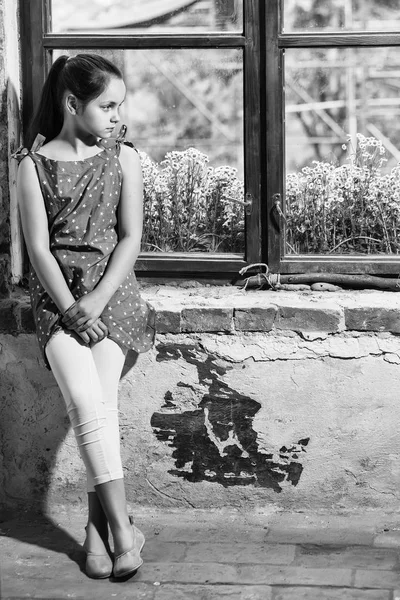 窓の近くに座っている深刻な女の子 — ストック写真