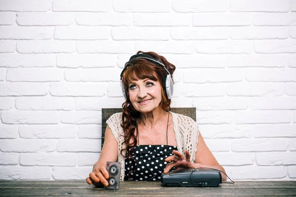 Feliz abuelita dj en auriculares con reproductor de cassette . — Foto de Stock