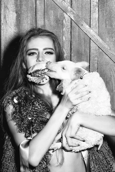Жінка з бургер і свиня — стокове фото