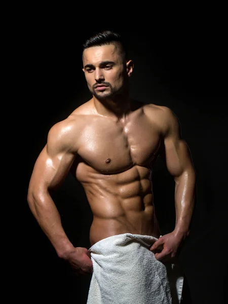 Hombre con cuerpo húmedo muscular y torso . — Foto de Stock