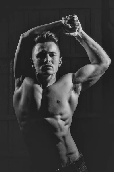 Muskulöser sexy Mann — Stockfoto