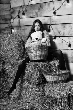 oyuncak ayı ile güzel kız