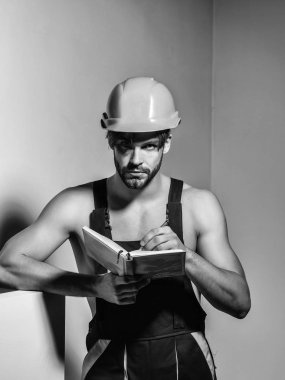 Yakışıklı adam muhasebe defteri tutar