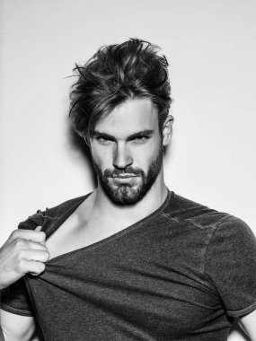 Ciddi adam tshirt açık akıntılar