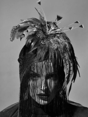 tüy şapka ve peçe çok seksi kadın