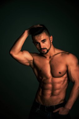Adam kas vücut ve çıplak göğüs ya da çalıştırıcı sporcu