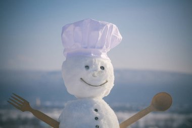 Yeni yıl kardan adam aşçı şapkalı.
