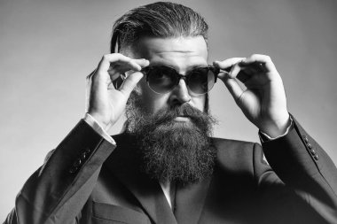 Sakallı yakışıklı erkek güneş gözlüğü