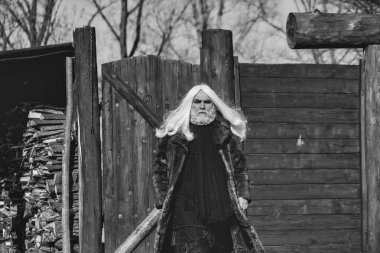 sakallı adam ahşap arka plan üzerinde