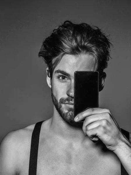 Hombre guapo con smartphone —  Fotos de Stock