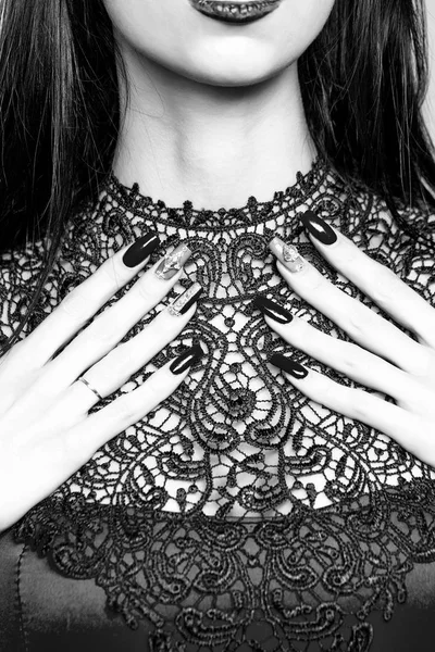 Жіночі руки з манікюром нігтями — стокове фото